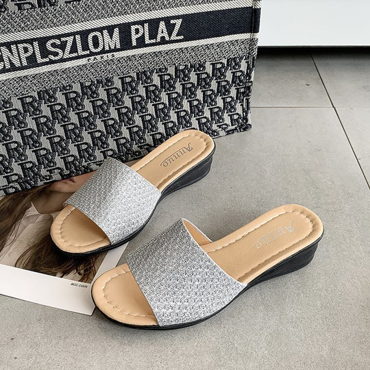 Damen nan Glitzerslipper mit breiter Riemenfront, offenem Zehenbereich, gepolstertem Komfortfußbett und leichtem Keilabsatz R&B