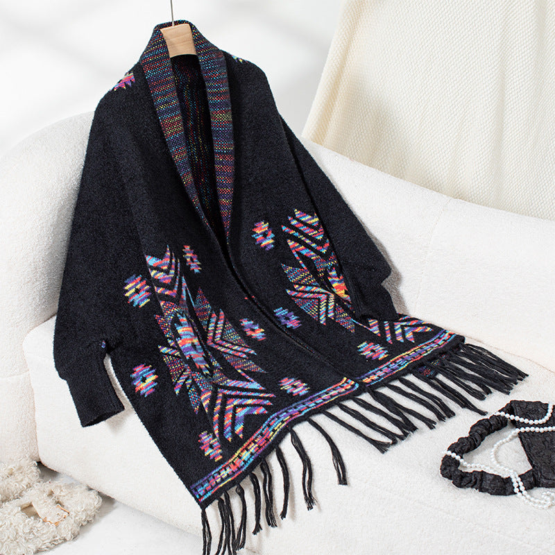 Damen Strickponcho mit buntem Navajo-Muster und fransigem Saum