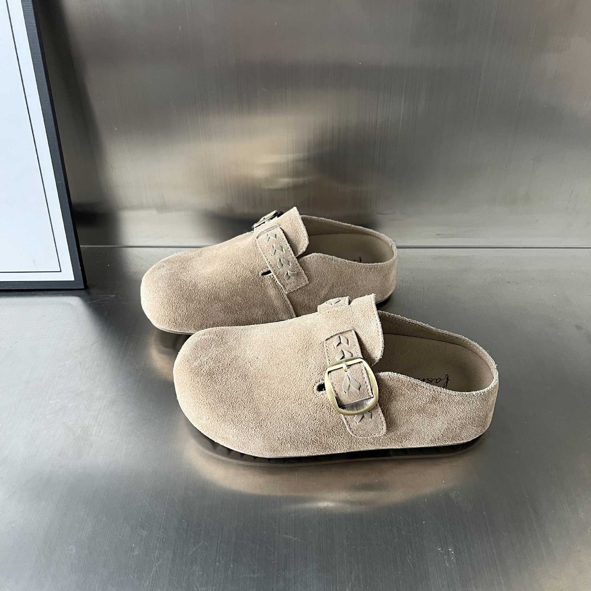 Damen Clogs aus hochwertigem Wildleder mit praktischer Schnallenverzierung R&B