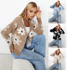 Damen Kuschelige Strickjacke mit Blumenmuster und dekorativen Knöpfen R&B