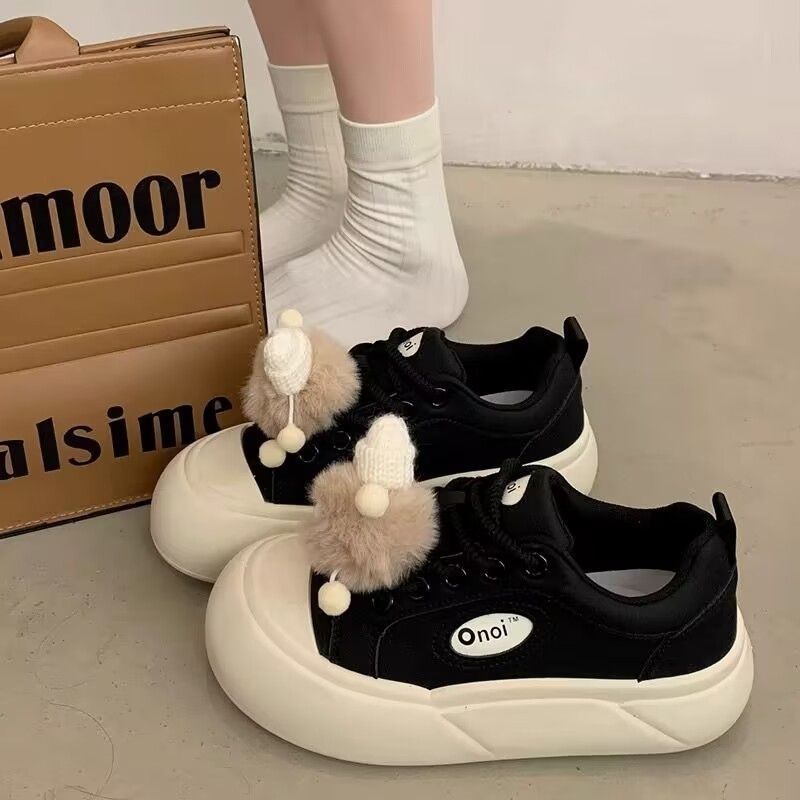 Damen Sneakers mit modischen Pompon-Applikationen und bequemer Sohle