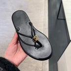 Damen elegante Zehentrenner mit hochwertiger Metallic-Oberfläche und ergonomischer Sohle