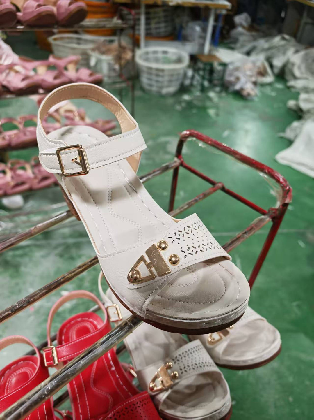 Damen Blockabsatzsandalen mit atmungsaktivem Riemen und modischem Detail R&B