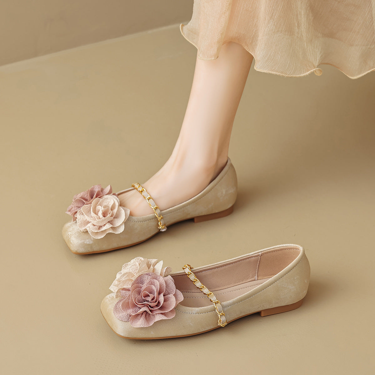 Damen Ballerinas mit dekorativem Blumenakzent und goldener Kette