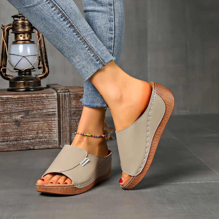 Damen nan anatomisch geformte Schlupf-Sandale mit ergonomischer Keilsohle und genähter Randnaht R&B