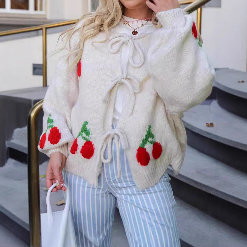 Damen Strickjacke mit verspieltem Kirschmotiv und Taillierung R&B