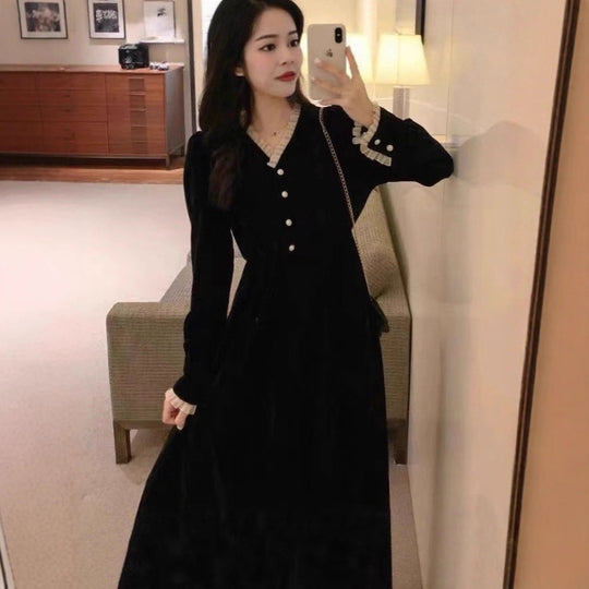 Damen Elegantes Velourskleid mit Rüschenkragen und Perlenknöpfen R&B