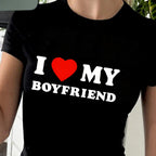 Damen Crop-T-Shirt mit animalistischem Lippenmotiv und auffälligem Schriftzug R&B