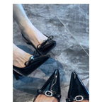Damen elegante Slingback-Pumps mit glanzvoller Lackoberfläche und funkelndem Schmuckdetail R&B