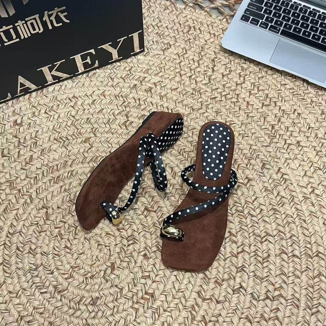 Damen Modische Zehentrenner-Sandalen mit dekorativen Riemen und ergonomischem Fußbett R&B