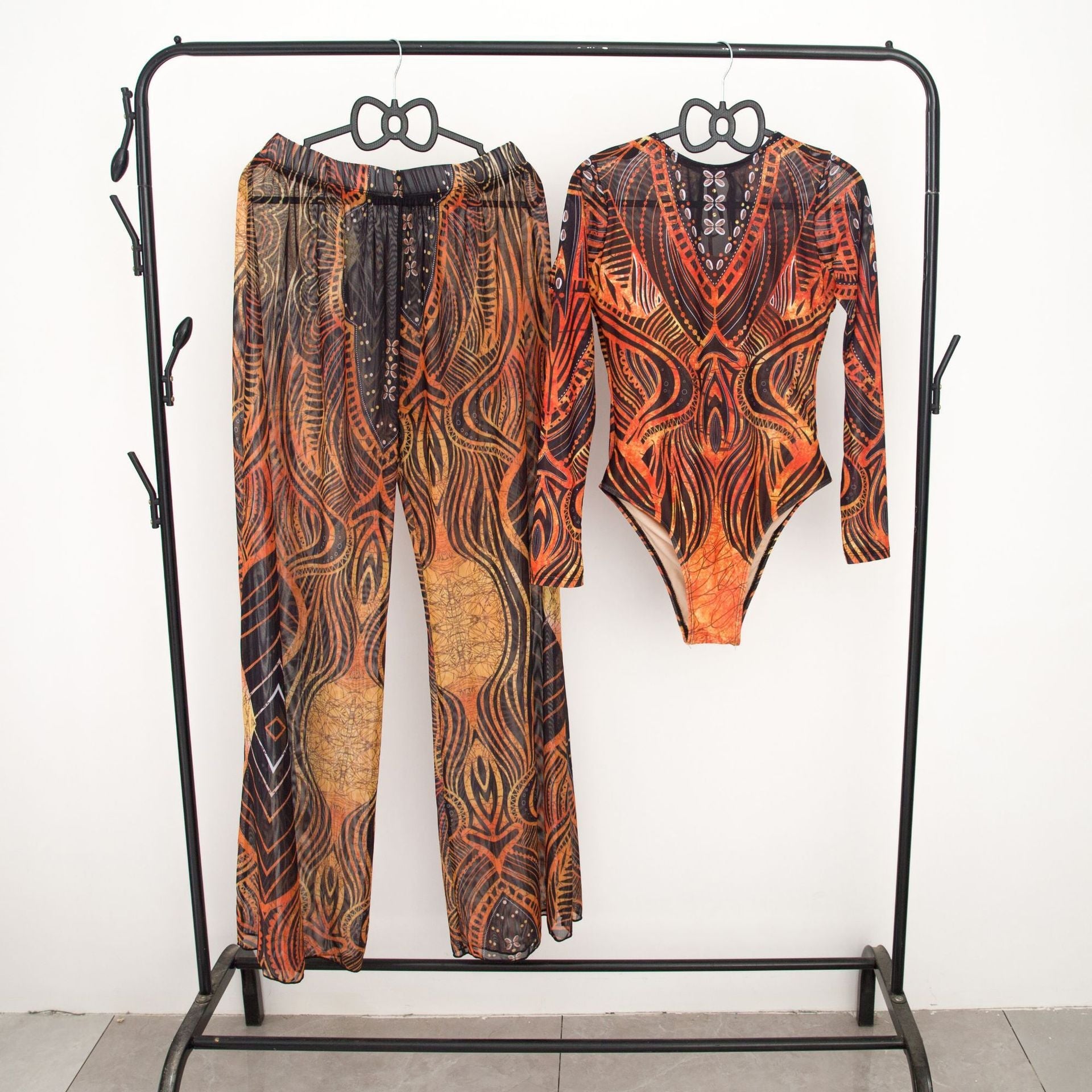 Damen modisches Badeoutfit mit langärmeligen Oberteil und lässigen Pants R&B