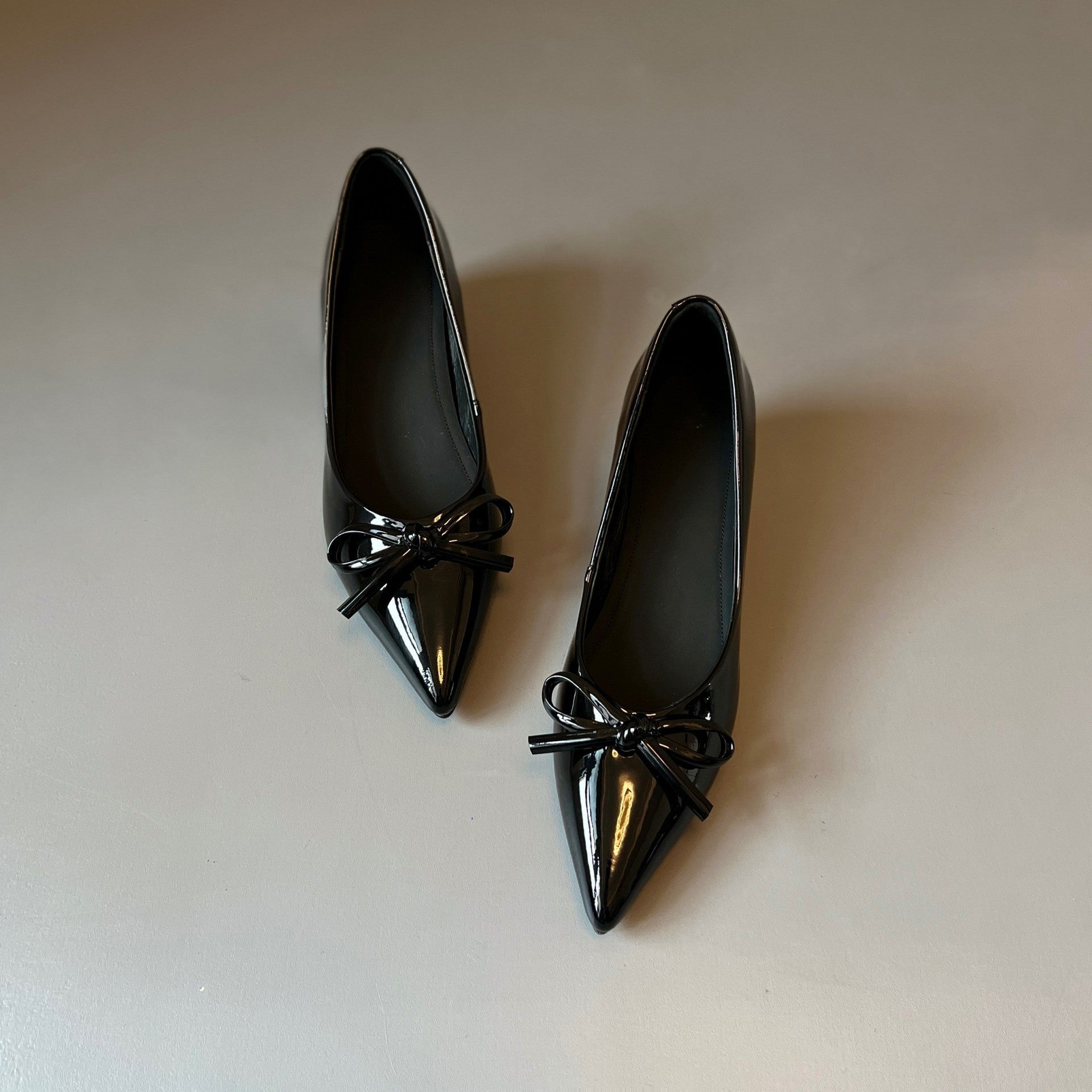 Damen elegante spitze Pumps mit Schleifenakzent