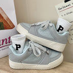 Damen lässige Sneakers mit atmungsaktiver Mesh-Oberfläche und seitlichen Perforationen