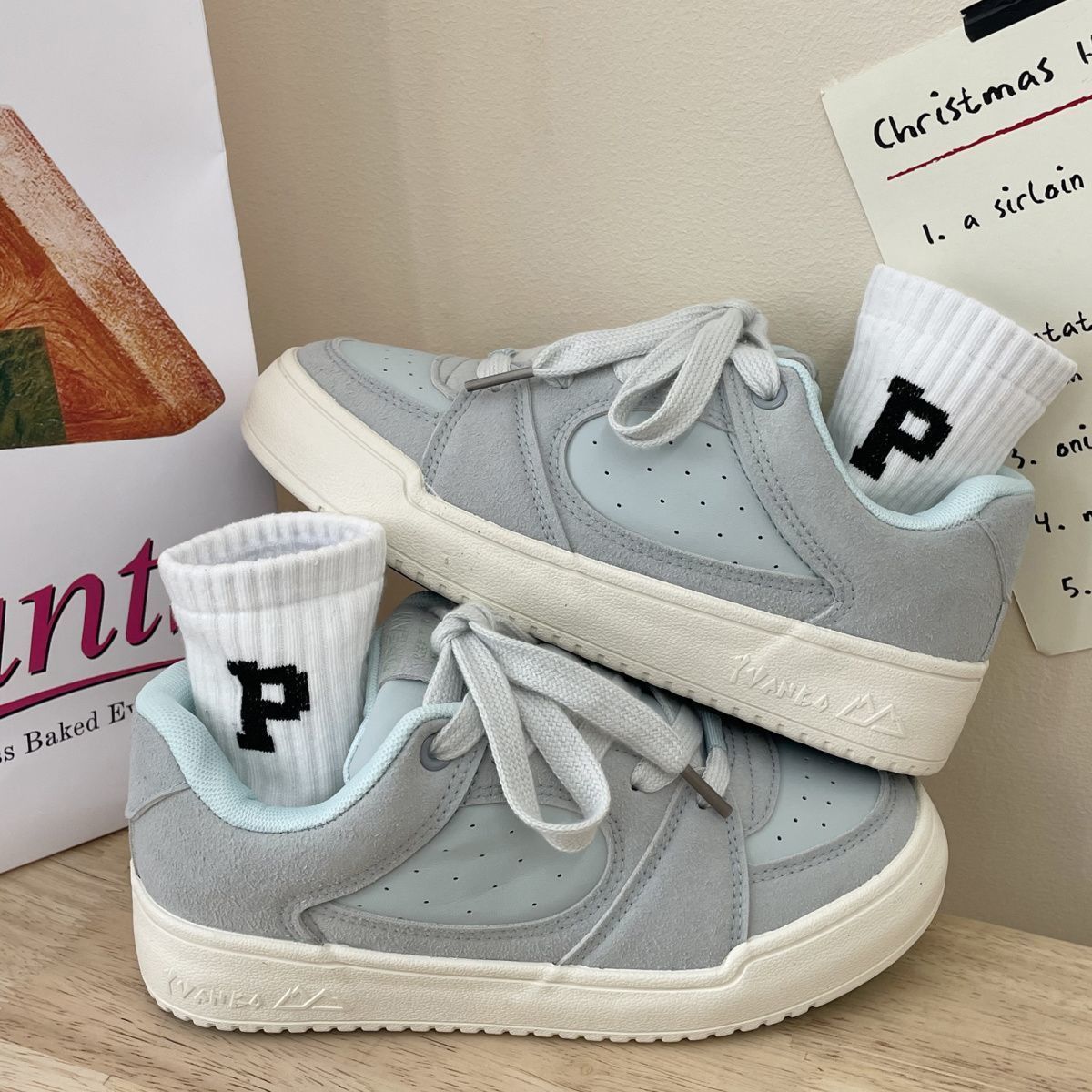 Damen lässige Sneakers mit atmungsaktiver Mesh-Oberfläche und seitlichen Perforationen