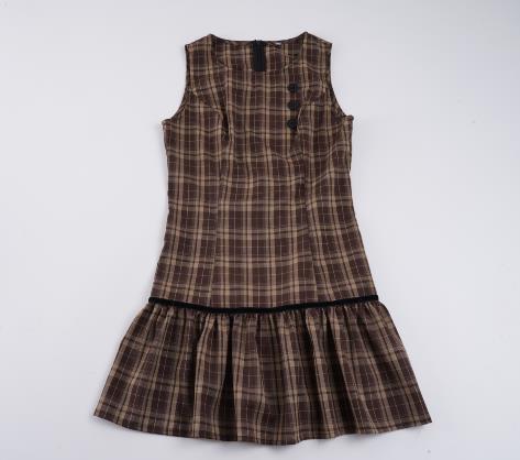 Damen Kleid mit schmeichelndem V-Ausschnitt und verspieltem Rüschensaum R&B