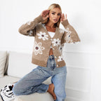 Damen Kuschelige Strickjacke mit Blumenmuster und dekorativen Knöpfen R&B