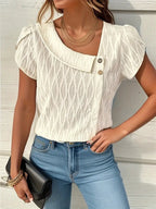 Damen Designermodell mit strukturiertem Oberteil und Knopfdetails