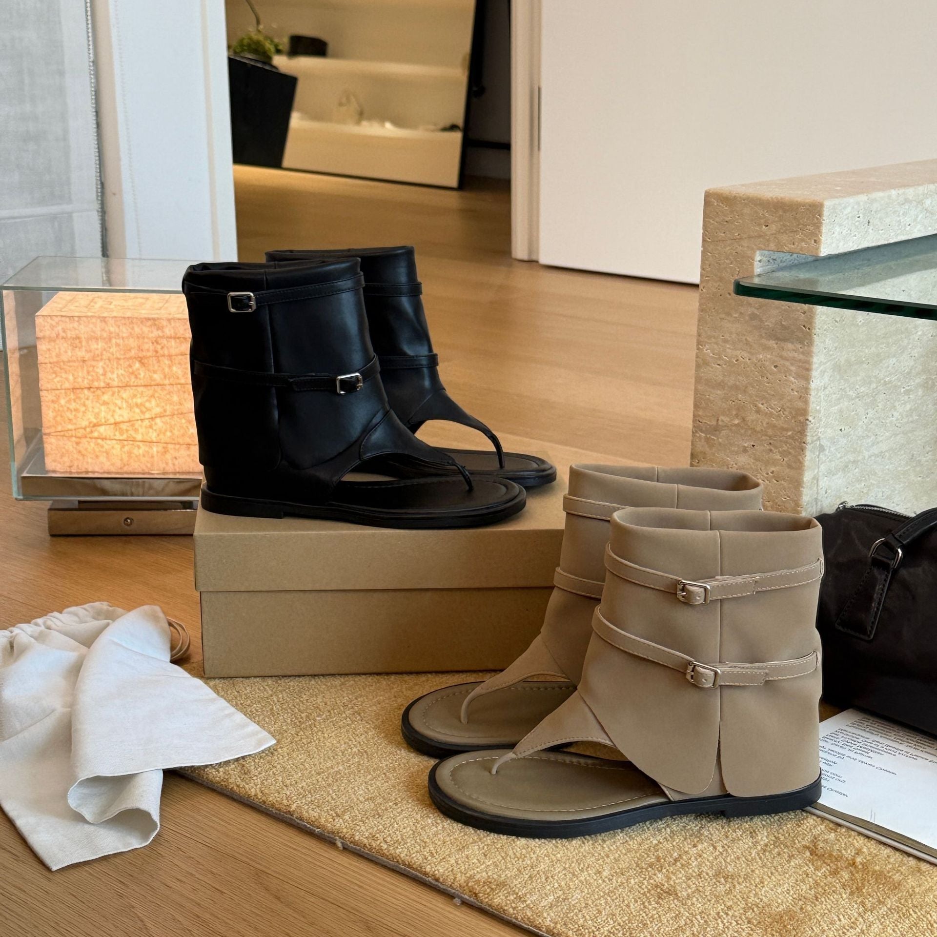 Damen Modische Zehentrenner-Sandalen mit innovativem Riemendesign und rutschfester Sohle