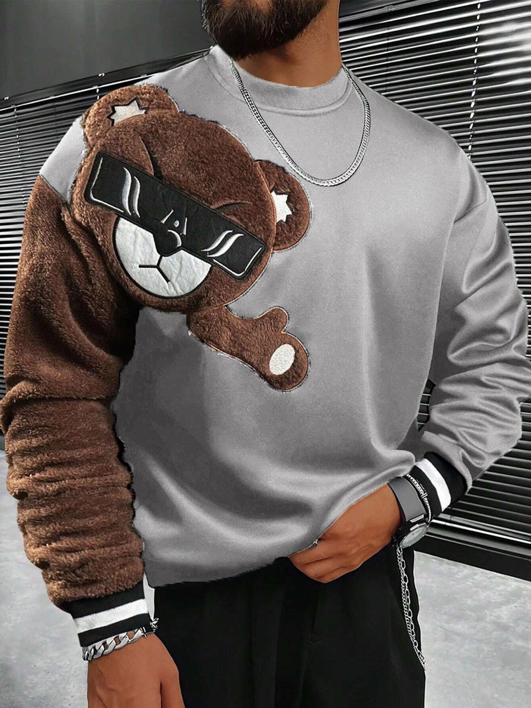 Herren Sweatshirt mit plüschiger Bärenapplikation R&B