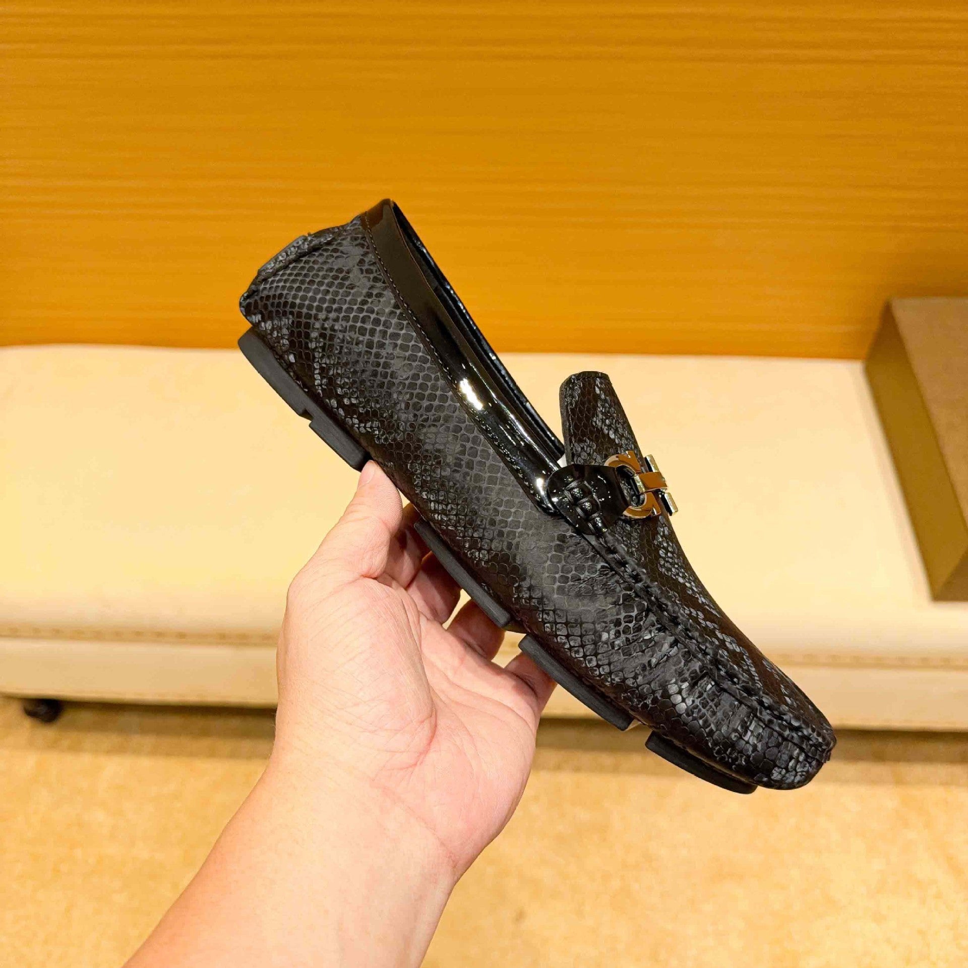 Herren Mokassin mit raffiniertem Schlangenleder-Design und elegantem Metallverschluss R&B