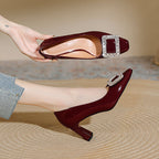 Damen Hochglanz Pumps mit funkelnder Kristallschnalle