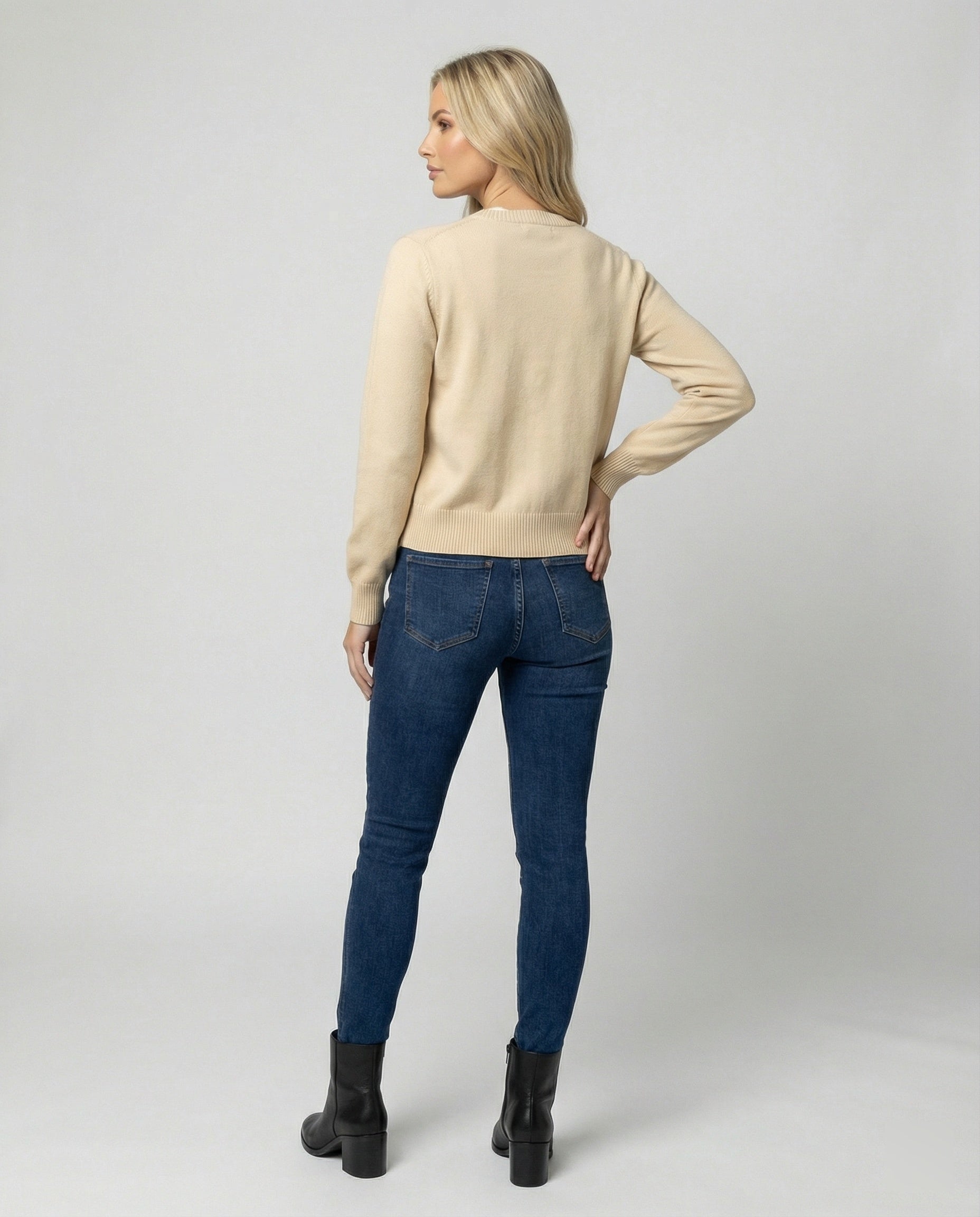 Damen Feinstrickcardigan mit Rundhalsausschnitt, geripptem Saum und Pferde-Applikation R&B