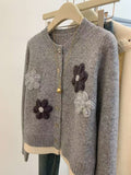 Damen Strickjacke mit floralen Applikationen und eleganten Knopfdetails