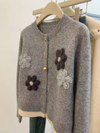 Damen Strickjacke mit floralen Applikationen und eleganten Knopfdetails