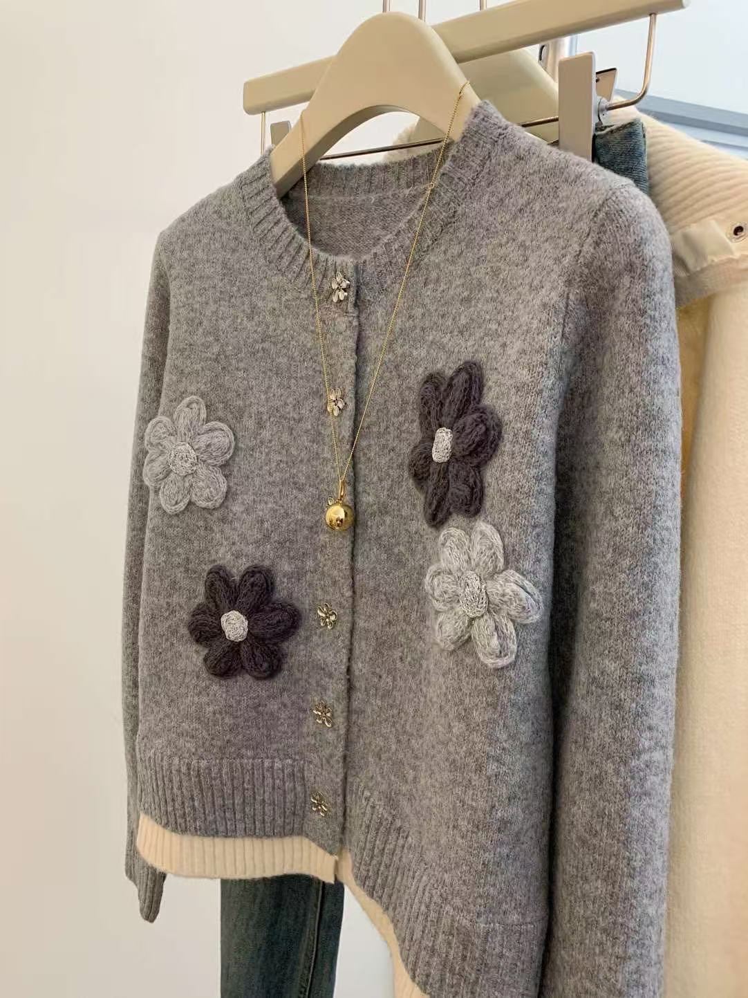 Damen Strickjacke mit floralen Applikationen und eleganten Knopfdetails