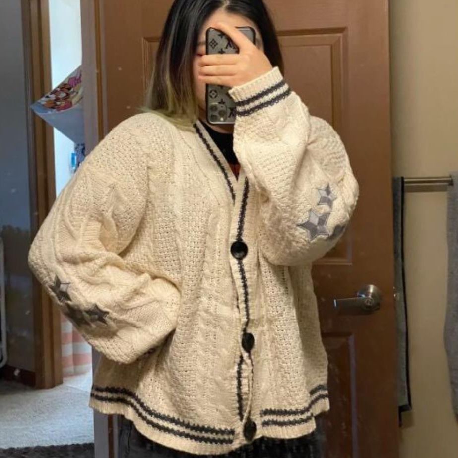 Damen Grobstrickjacke mit Sternen-Details und dekorativen Knöpfen R&B