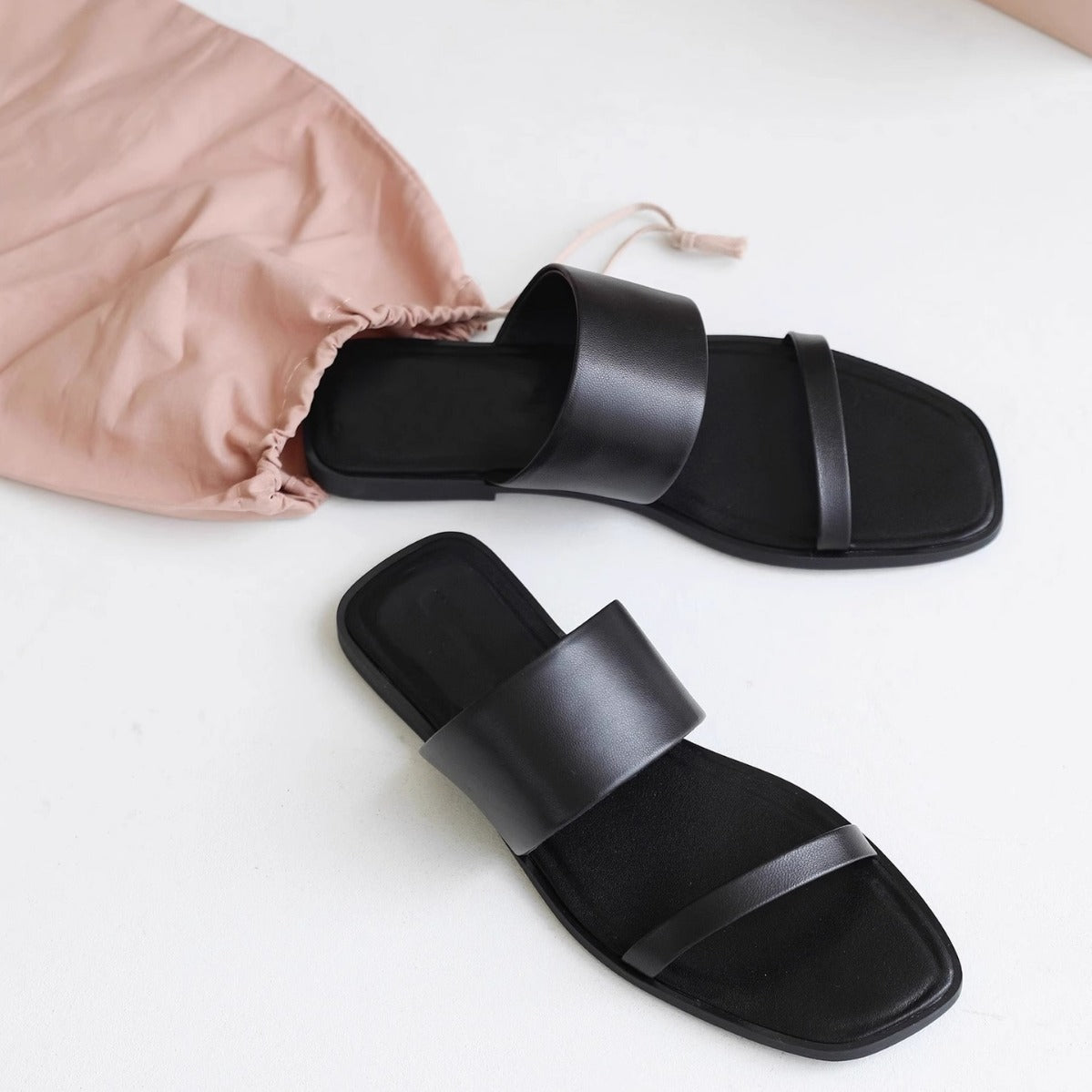 Damen Flache Riemensandalen mit breitem Riemendesign und bequemem Fußbett R&B