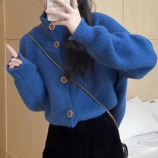 Damen gemütliche Strickjacke mit hohem Kragen und dekorativen Knöpfen R&B