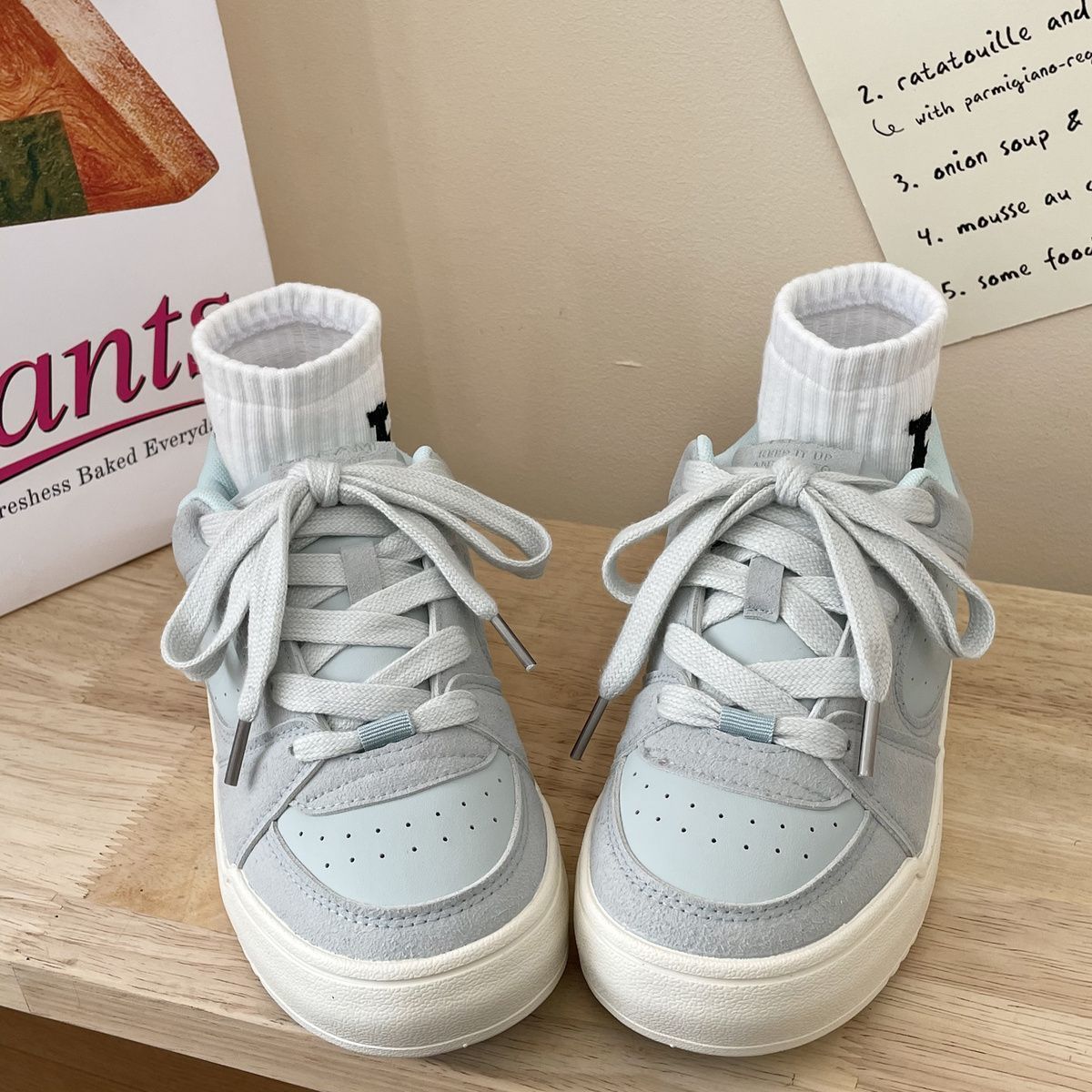 Damen lässige Sneakers mit atmungsaktiver Mesh-Oberfläche und seitlichen Perforationen