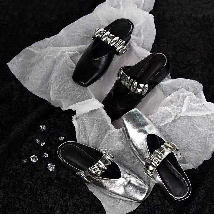 Damen Mules mit glamourösen Nieten und glänzender Oberfläche
