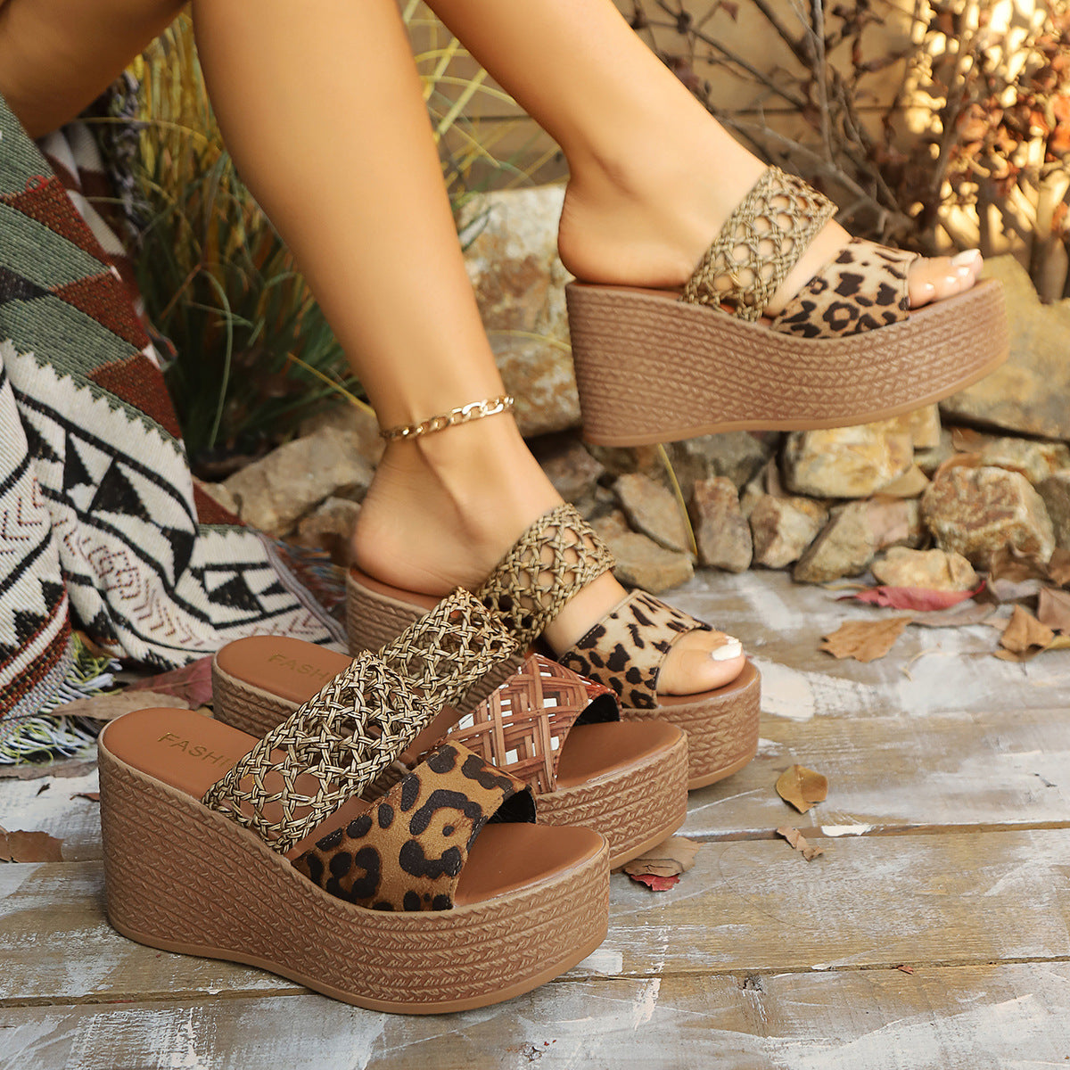 Damen Wedge-Sandaletten mit geflochtenem Design und modischen Leodetails R&B