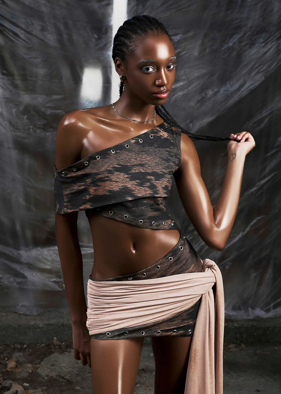 Damen Asymmetrisches Crop-Top mit ausgefallenem Schnitt und dekorativen Ösen R&B