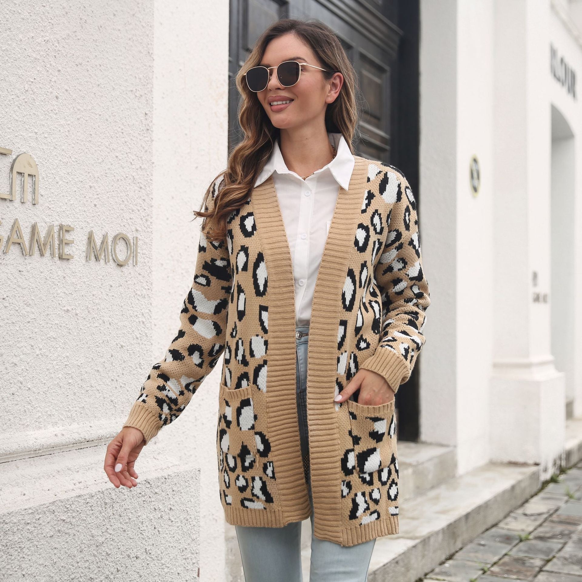 Damen Strickjacke mit modernem Leopardenmuster und Taschen R&B