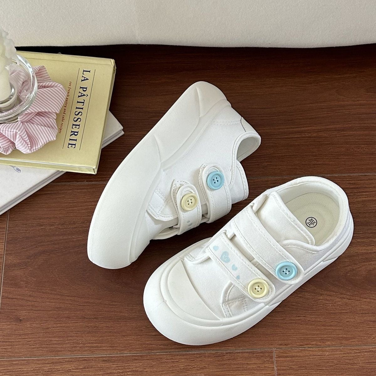 Damen Sneakers mit farbigen Knopf-Details und flexiblem Design