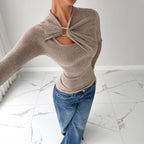 Damen nan figurbetonter Rippstrickpullover mit asymmetrischem Drehknoten und dekorativem Metallring R&B