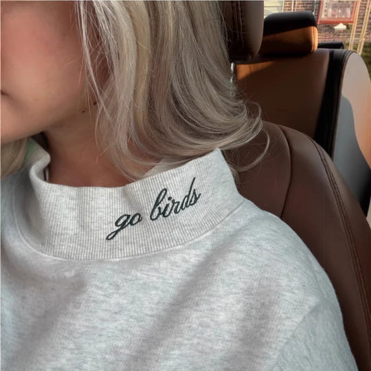 Damen nan weit geschnittenes College-Sweatshirt mit hohem Stehkragen und aufgenähtem Schriftzug R&B