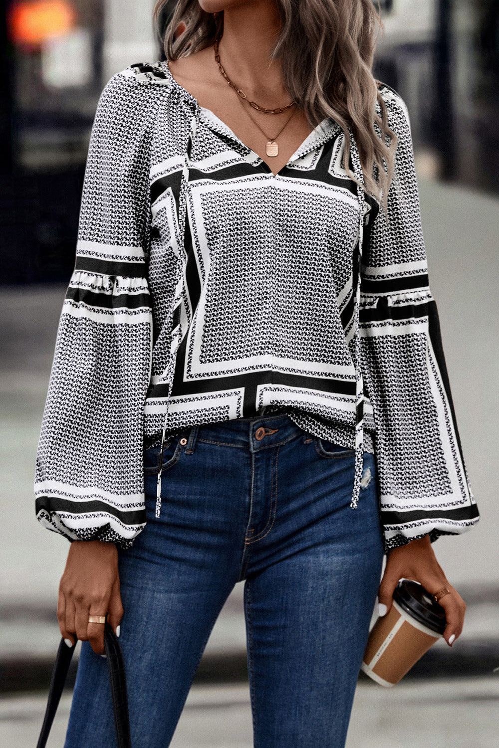 Damen Bluse mit eleganten Rüschendetails und modernem Muster R&B