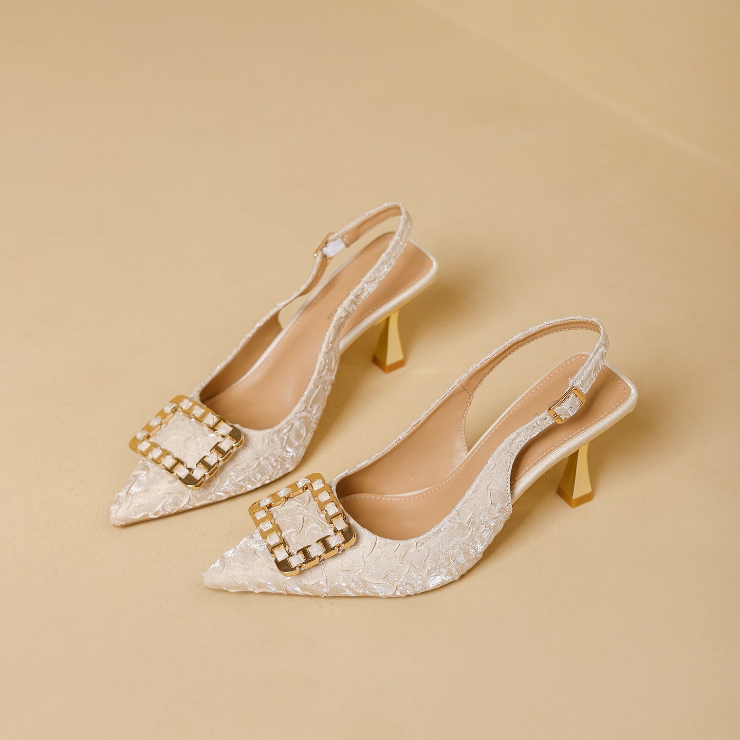 Damen Slingback-Pumps mit elegantem Schmuckdetail und modischem Blockabsatz