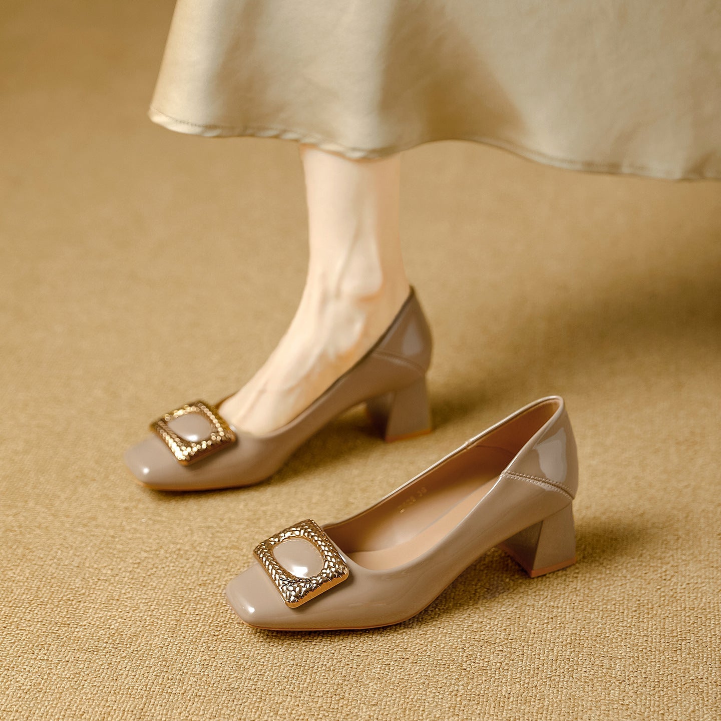 Damen elegante Lackpumps mit dekorativer Schnalle