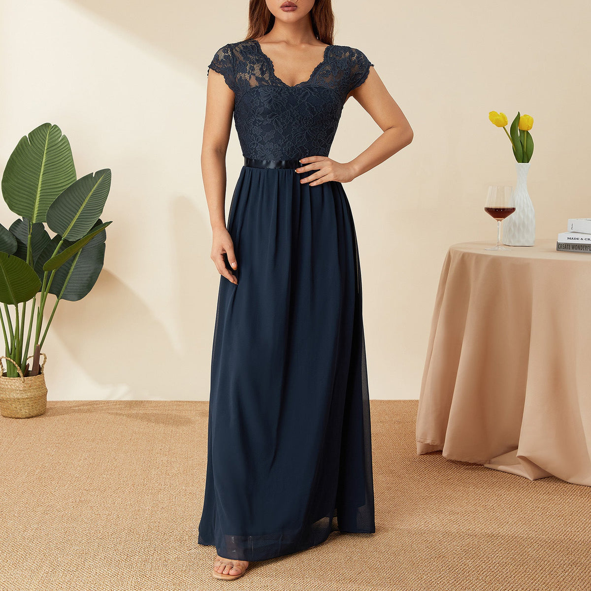 Damen Elegantes Spitzenkleid mit V-Ausschnitt R&B