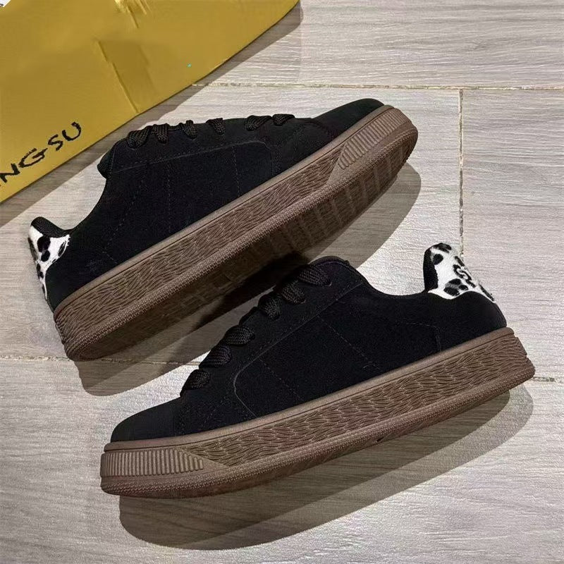 Damen Sneakers mit innovativem Schnürsystem und samtiger Oberflächenstruktur R&B