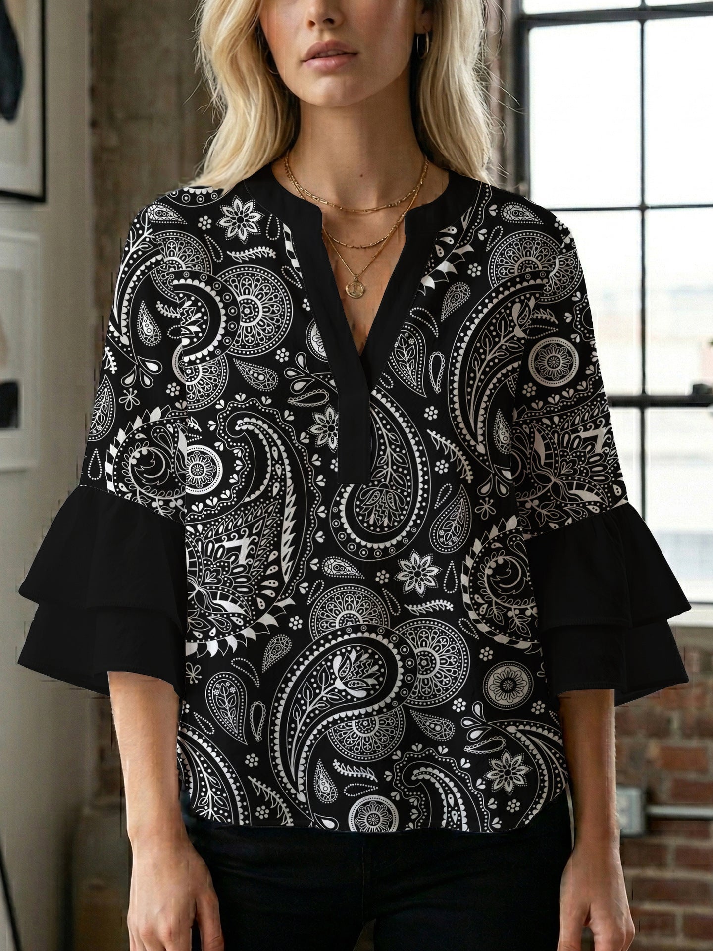 Damen Bluse mit voluminösen Flügelärmel und intensivem Blattmuster