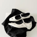 Damen Ballerina-Schuhe mit verziertem Riemen und glänzenden Applikationen