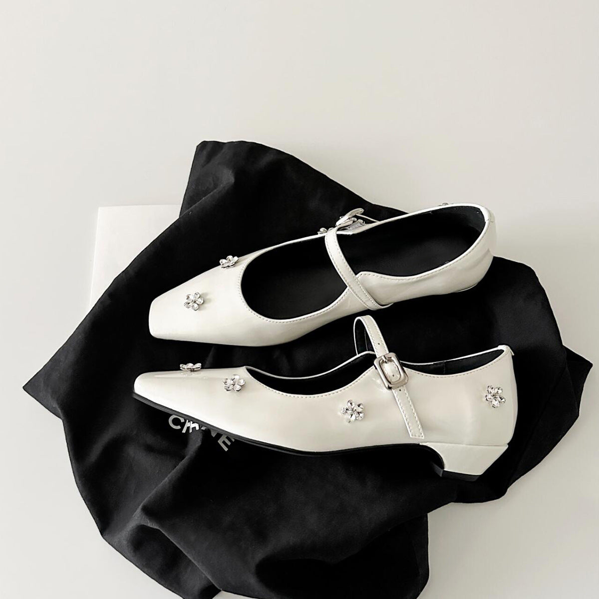 Damen Ballerina-Schuhe mit verziertem Riemen und glänzenden Applikationen
