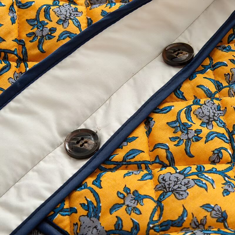 Damen außergewöhnliche Steppjacke mit floralen Mustern und praktischen Taschen R&B