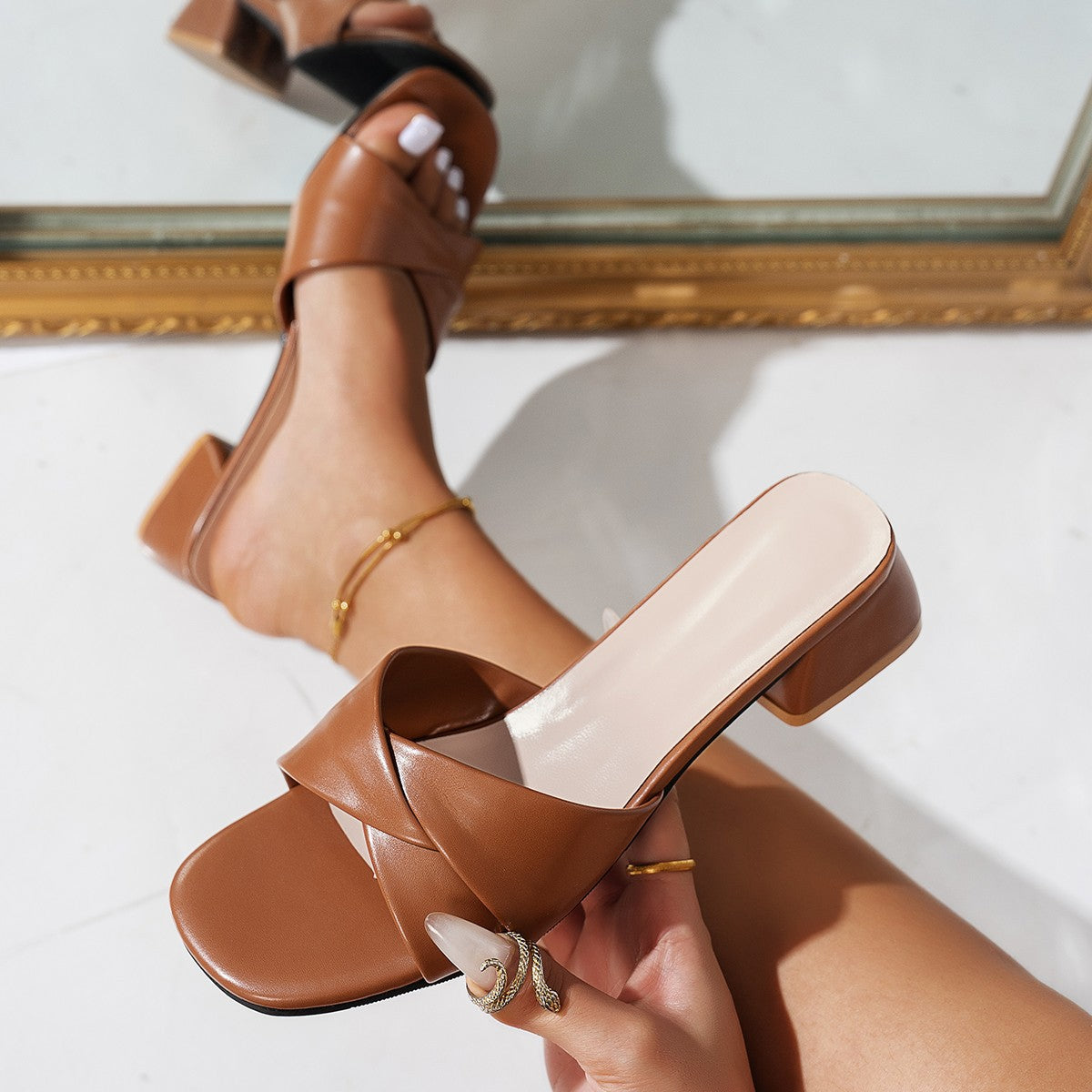 Damen Mules mit elegantem überkreuztem Riemen und komfortablem Blockabsatz R&B